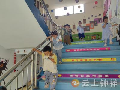 防“火”于未然 师幼安全行——伍庙中心幼儿园开展火灾应急疏散演练