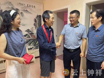 钟祥市社保中心开展“光荣在党50年”纪念章上门颁发活动