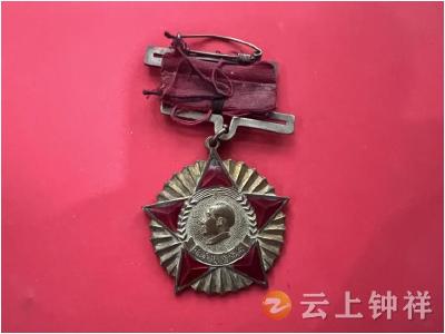 志愿军老兵后代向大柴湖移民纪念馆无偿捐赠8件革命军事文物