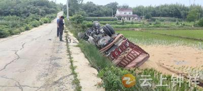 石牌镇伍冲村：运麦车侧翻遇险情 网格员村民合力救援