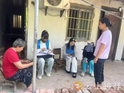 镜月湖社区网格员“走心”入户，温暖低保独居高龄老人