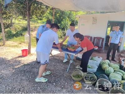 钟祥：多部门联动治理公路占道经营行为
