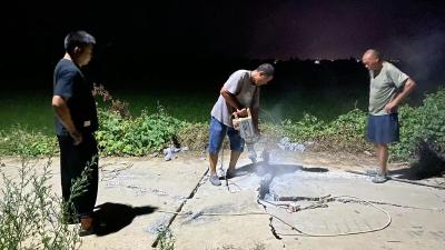 高温致路面拱裂 洋梓镇莲花村紧急抢修保畅通