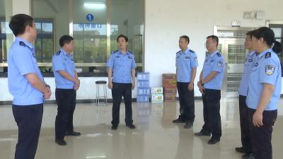 宋学军走访慰问高温天气坚守一线民辅警