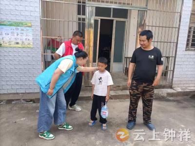 高温下的安全守护者！双河志愿者“敲门”送关怀，入户查隐患保平安