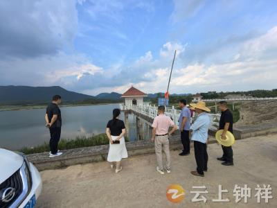 东桥镇：干群同心抗旱 引水保灌助丰收