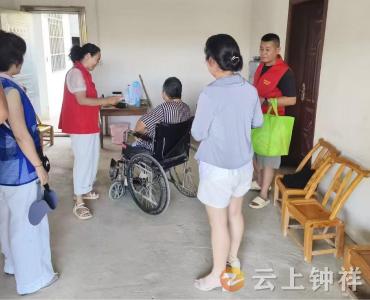 长滩镇金星村：高温走访送关怀 情系特殊群体保平安