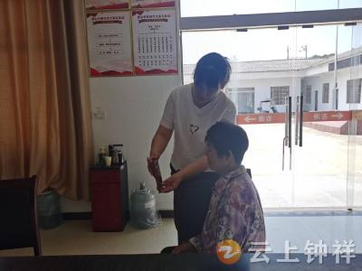 网格员上门解难题，钟祥市东桥镇团山村养老认证暖人心