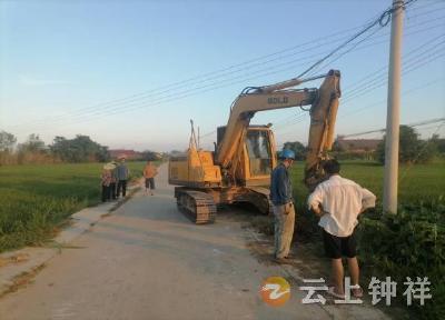 石牌镇石巷村：高温“烤”验下 网格员协调架线筑泵解农田“渴”