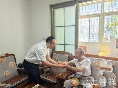 钟祥市总工会慰问困难劳模党员 传递