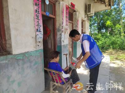 冷水镇官垱村网格员夏日送清凉，情暖孤寡老人