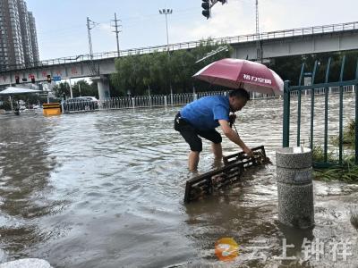 “闻”雨而动 钟祥城管迅速就位