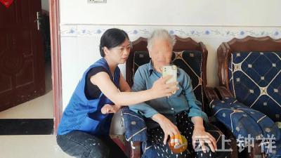 石牌镇白虎村网格员上门“刷脸”认证 守护留守老人“养老钱”