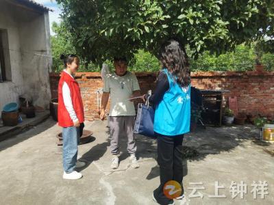 磷矿镇社工站开展“炎炎夏日送清凉 高温走访暖人心”志愿服务活动
