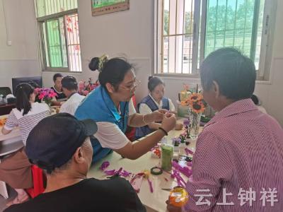 东桥镇社工站开展“巧手编织温暖 关爱点亮希望”志愿服务活动