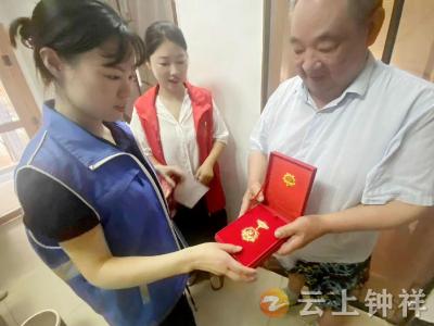 郢中街道码头街社区：勋章映初心 网格传薪火