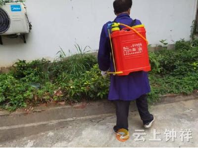 皇庄街道皇城门社区开展环境卫生整治 焕新家园面貌