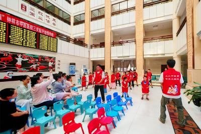 岐黄传薪火 锦旗谢师恩——钟祥市中医医院“小小中医班”获家长赞誉   