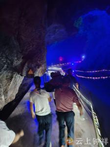 钟祥：游客突发晕倒 景区全力施救获赞