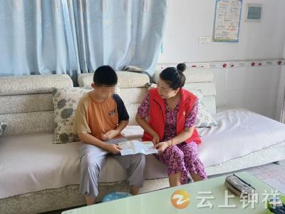 冷水镇李湾村温情陪伴留守儿童
