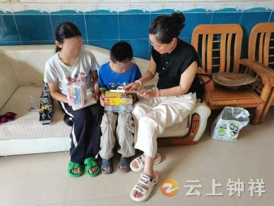 东桥镇社工站：爱心护航新学期，开学礼包暖童心