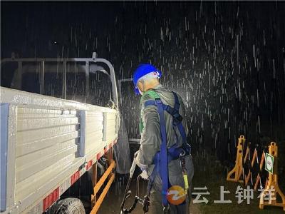 钟祥供电：暴雨抢修 电线杆上的“逆行”