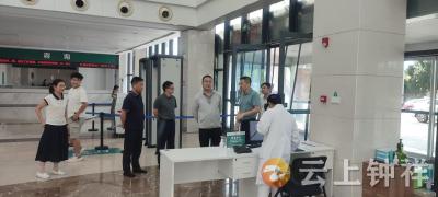 门克巴依调研钟祥市人民医院疫情防控、医疗领域群腐整治等工作