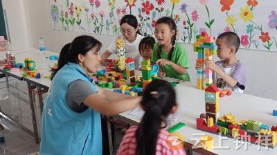 石牌镇社工站携手大学生志愿者开启留守儿童“暑乐时光”