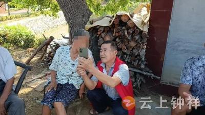 张集镇月亮门村：网格员酷暑送服务 养老认证暖人心