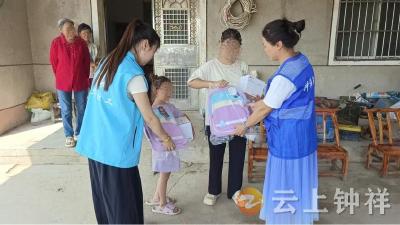 小小书包载暖意 杨岭村网管员+社工联动关怀困境儿童