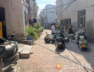 郢中街道码头街社区：家门口停车起争执 网格员巧解“心头结”