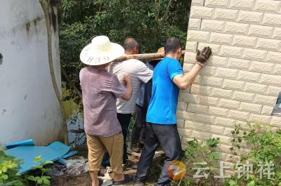 石牌镇胡冲村：网格村民齐发力 共修水泵保灌溉