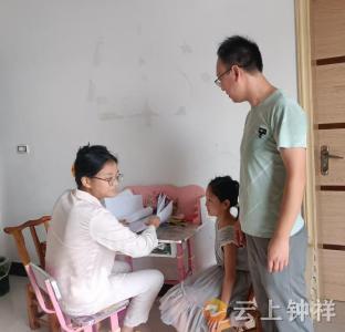 冷水镇小学开展暑假防溺水“敲门”家访活动