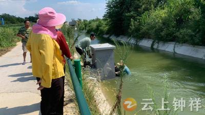 冷水镇乔坡村：泄洪口渗漏 网格员奋勇堵漏保灌溉