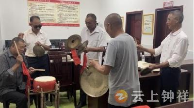 芳才志愿队对话耄耋锣鼓传人 双语视频助非遗声传万里