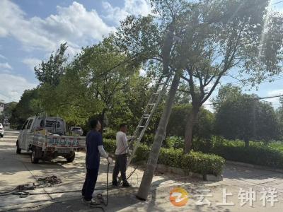 钟祥皇城社区：通信电线杆倾斜倒塌，多部门联动2小时消除隐患
