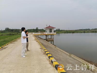 洋梓镇来了俩“青马”小哥：田间地头忙不停，乡村振兴添活力