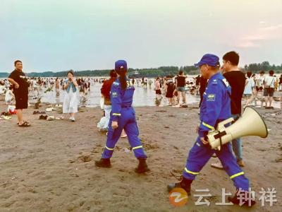 钟祥市蓝天救援队酷暑坚守汉江 筑牢防溺水安全网