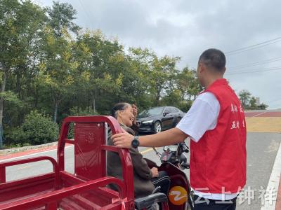 钟祥市东桥镇团山村网格员深入开展交通安全宣传提升村民安全意识  