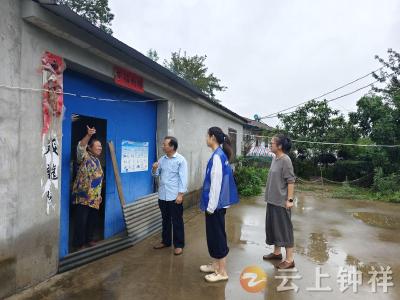东桥镇清明村：敲门送温暖 入户排隐患