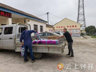 胡集镇放马山社区：双节送暖显真情 网格关爱筑防线