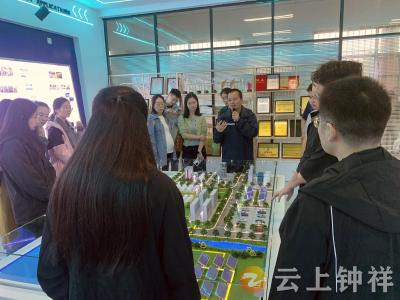 走进“发展高地”与“文化沃土”  ——钟祥市“瞪羚”集训班开展市内现场教学