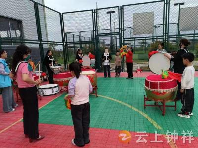 石牌镇“小手牵银发”民俗鼓乐体验活动热闹开锣