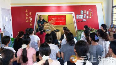 皇庄中心幼儿园邀民间艺人授艺 教师学草编传承红色精神
