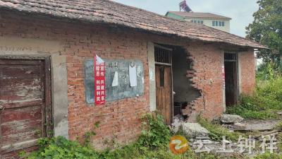 石牌镇石巷村快速拆除隐患房屋 筑牢安全“防护网”