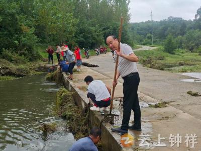 张集镇蔡岭村网格站组织开展河道清淤