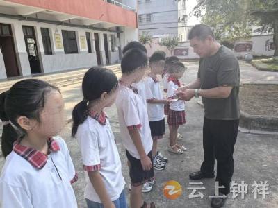 东桥镇关工委：捐资助学 余热生辉