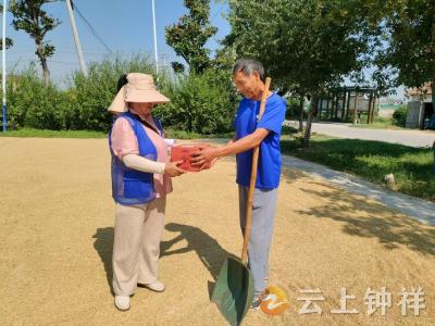 冷水镇鲍岗村网格员余文琴：快递“最后一公里”的暖心传递者