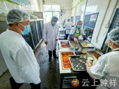 东桥小学：“食堂开放周”搭建沟通桥 多方共护学生“舌尖上的健康”