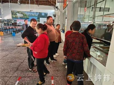 家校同餐 共育未来——柴湖一中“家长陪餐”活动暖心开启